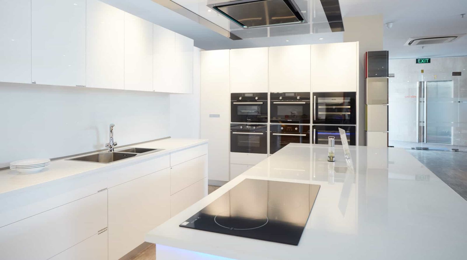 Tủ bếp Acrylic mầu trắng  chữ L kết hợp mặt bàn đá mầu trắng tạo cảm giác rộng rãi cho phòng bếp